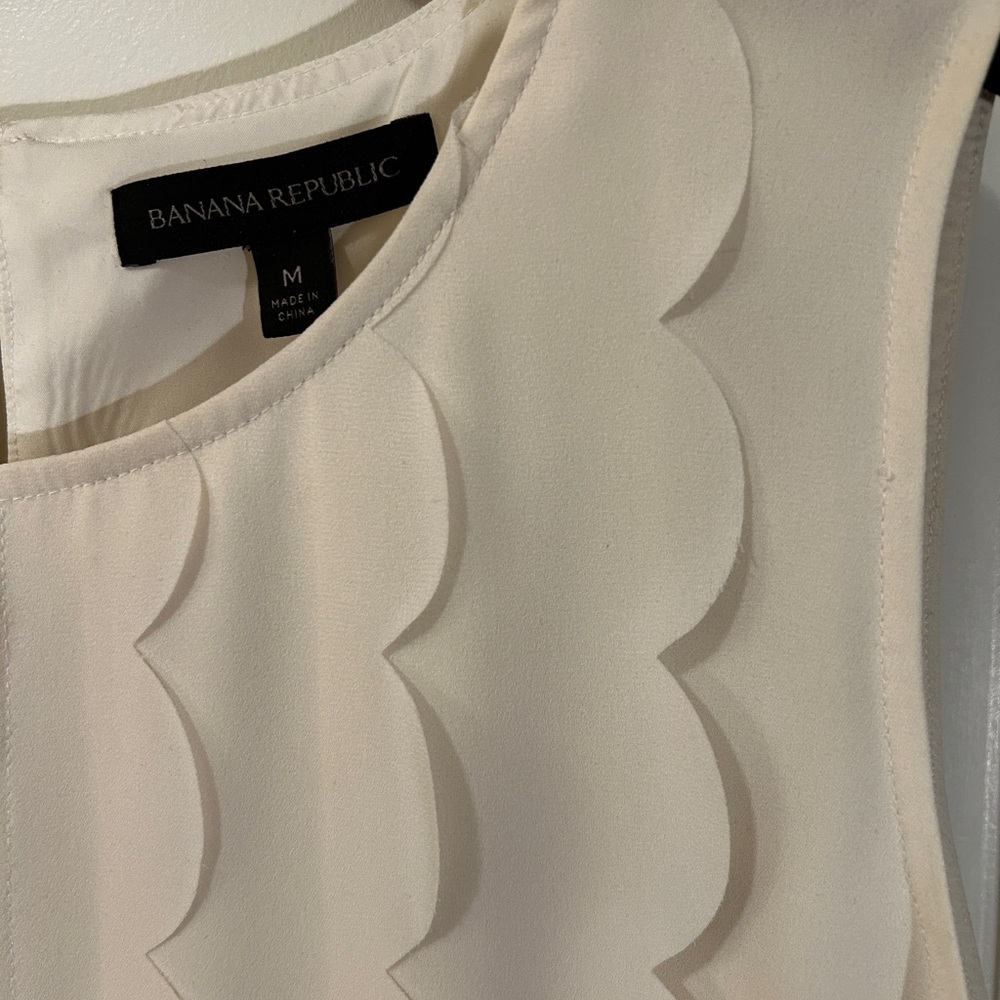 LIKE NEW - BR Scalloped Shell Top w/Lining - Size M